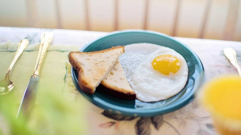 «Η γιαγιά μας η καλή, έχει κότες στην αυλή»: Το μυστικό για να πετύχετε απίθανο κρόκο στα τηγανητά αυγά