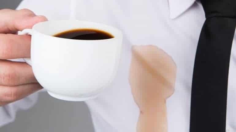 Λεκές από καφέ: Εξαφανίστε τον σε 3' με μαγειρική σόδα και 1 ακόμα υλικό