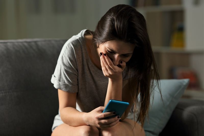Πάτρα – Ομαδικό revenge porn: «Η κόρη μου δεν τρώει και κλαίει συνέχεια» – Συγκλονίζει μητέρα θύματος