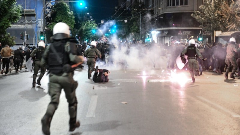 Επεισόδια στο κέντρο της Αθήνας: Πορεία διαμαρτυρίας για τον βιασμό 19χρονης στο Α.Τ. Ομόνοιας