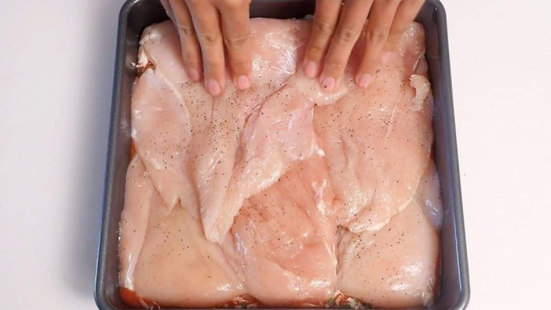 Τοποθετεί 4 φιλέτα κοτόπουλο στο ταψί και ρίχνει αλάτι...Η καλύτερη συνταγή με 3 μόνο βήματα!
