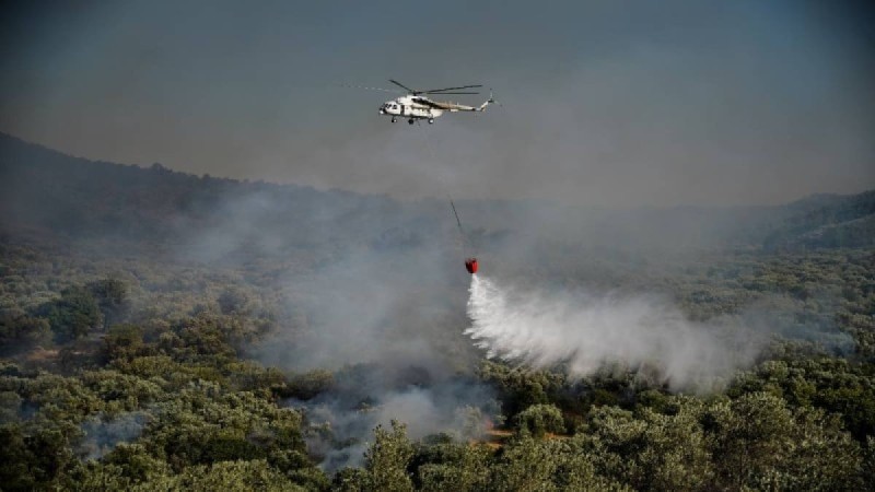 Φωτιά στο Χιλιομόδι Κορινθίας - Σηκώθηκαν εναέρια μέσα