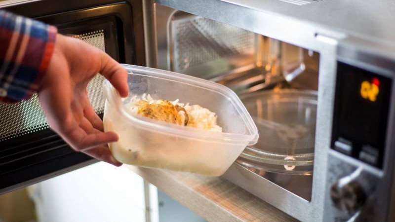 Μην τυχόν και το κάνετε: Αυτές είναι οι τροφές που απαγορεύεται «δια ροπάλου» να μπαίνουν στον φούρνο μικροκυμάτων