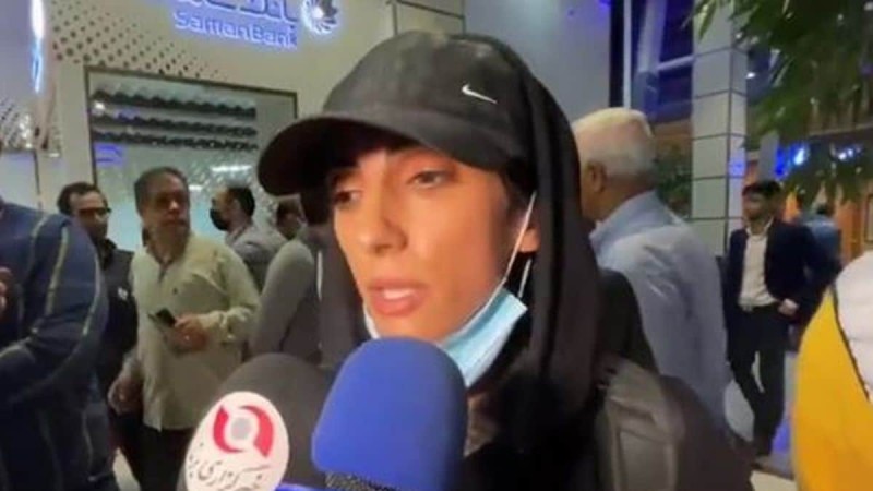 Ιράν: Αποθέωση στην Τεχεράνη για την αθλήτρια Ελνάζ Ρεκαμπί - Συμμετείχε σε αγώνες χωρίς μαντήλα