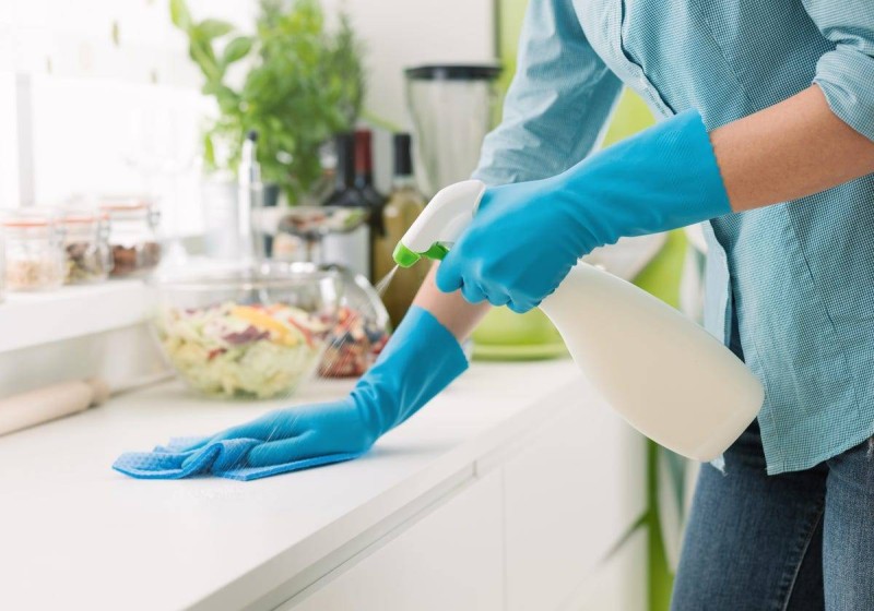 Tips για νοικοκυρές: Πείτε αντίο στη σκόνη – Το ισχυρό σπιτικό καθαριστικό προϊόν με λεμόνι