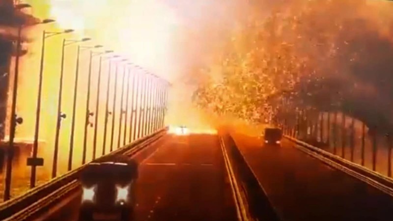 Πύρινη κόλαση: Η στιγμή της ισχυρής έκρηξης στη γέφυρα της Κριμαίας στο Στενό του Κερτς - Βίντεο-ντοκουμέντο