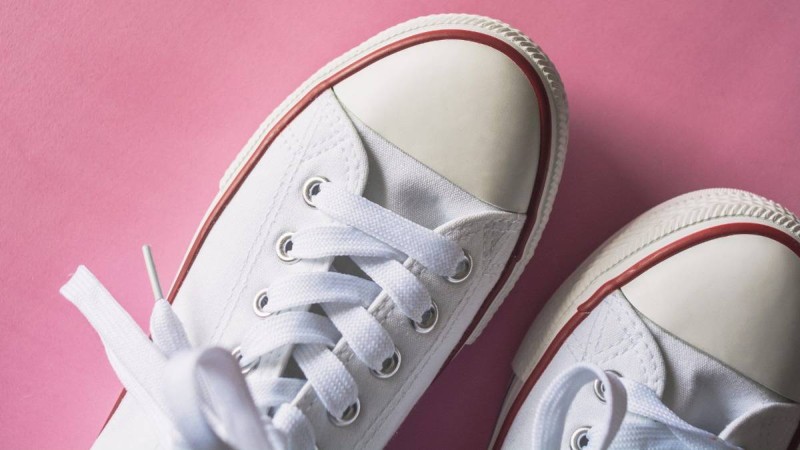 «Η καθαριότητα είναι μισή αρχοντιά»: Κάντε τα λευκά πάνινα παπούτσια των παιδιών να αστράφτουν