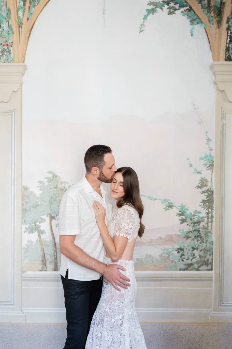 Ο CEO του οίκου Justin Alexander, Justin Warshaw παντρεύτηκε την εκλεκτή της καρδιάς του Kelsey Turchi σε ένα παραμυθένιο, φθινοπωρινό σκηνικό στην Τοσκάνη