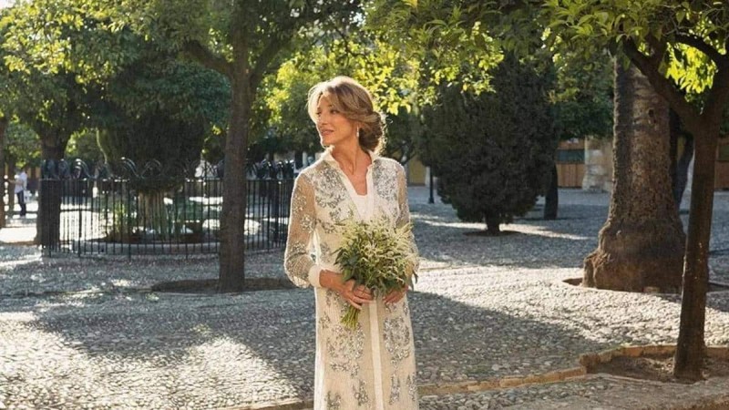 55χρονη νύφη παντρεύτηκε με το πιο στιλάτο φόρεμα και κομψές γαλάζιες γόβες