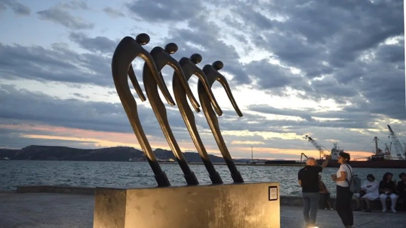 Το γλυπτό “Αέναος Πλους”, αφιερωμένο στον Άνθρωπο της Θάλασσας, την Ελευσίνα και τον Πολιτισμό της, κοσμεί το λιμάνι της πόλης
