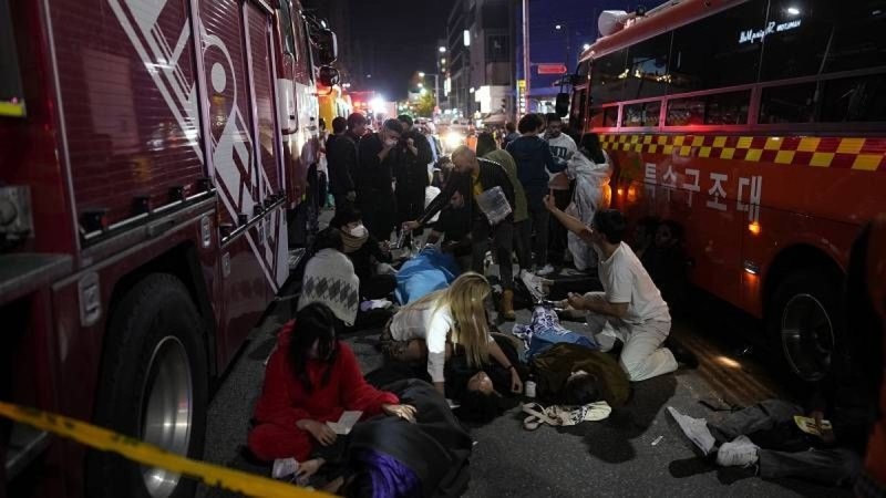 Μια γιορτή που μετατράπηκε σε τραγωδία: Τρομερές εικόνες και μαρτυρίες για τον εφιάλτη της Σεούλ με πάνω από 150 νεκρούς
