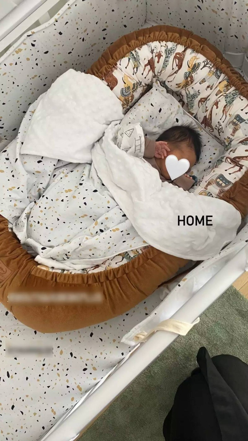 «Λιώνουμε» με τη νέα φωτογραφία της Ιωάννας Σιαμπάνη: Επιστροφή στο σπίτι με τον νεογέννητο γιο της – Το δώρο της Κωνσταντίνας Σπυροπούλου