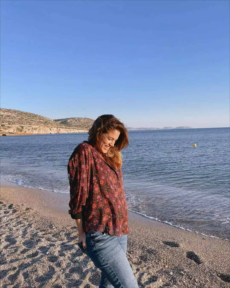 Τρισευτυχισμένη η Μαίρη Συνατσάκη: Κυριακάτικη βόλτα στην παραλία στον όγδοο μήνα της εγκυμοσύνης της (photos)