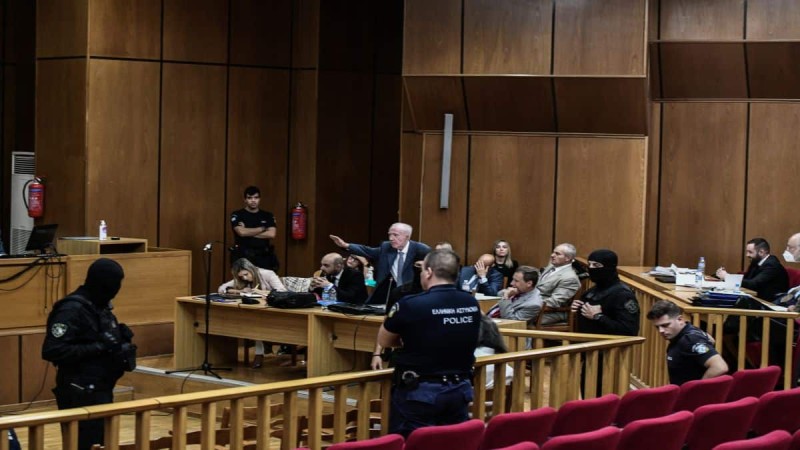 Κωνσταντίνος Πλεύρης: Ο ναζιστικός χαιρετισμός την ώρα που κατέθετε η Μάγδα Φύσσα – Προκλητική κίνηση στη δίκη