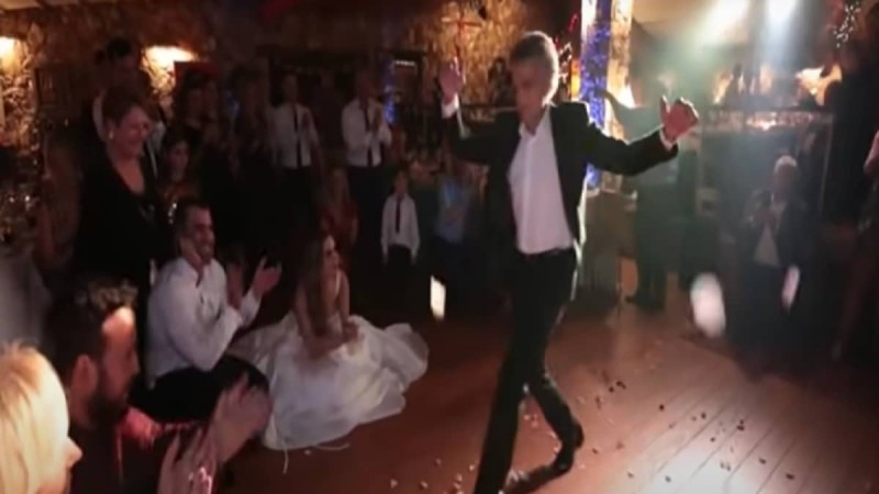 Μερακλής πατέρας σείει τη γη: Το μάγκικο ζεϊμπέκικο στο γάμο της κόρη του που καθήλωσε τους πάντες (Video)