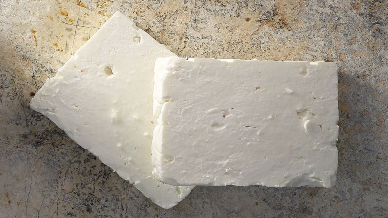 Το πανέξυπνο κόλπο για να μην μουχλιάσει το τυρί φέτα σας - Αρκεί λίγο από 1 κουζινικό υλικό