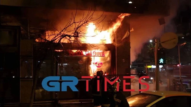 Συναγερμός στην Θεσσαλονίκη - Μεγάλη φωτιά σε κατάστημα με χαλιά
