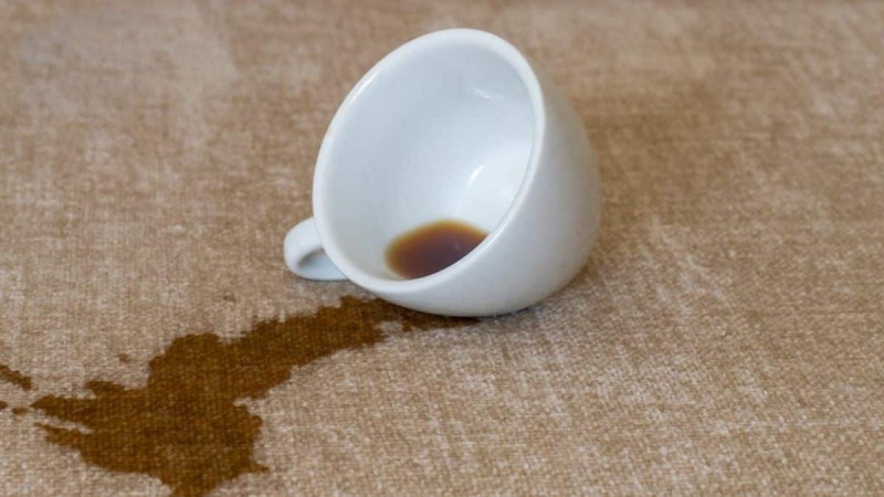 Χύθηκε καφές στον καναπέ; Το κόλπο με το ξύδι για να εξαφανίσετε τον λεκέ σε 5'