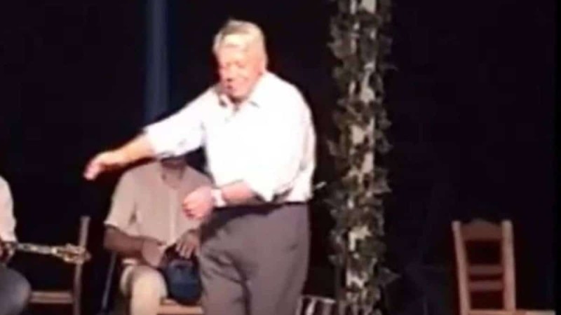 Είναι 90 ετών αλλά δεν τον πτοεί τίποτα: Παππούς χορεύει ζεϊμπέκικο και «ρίχνει» το διαδίκτυο