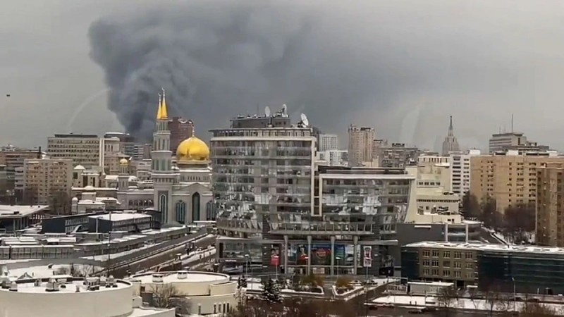 Συναγερμός στην Μόσχα - Φωτιά στην πλατεία Κομσομόλσκαγια (video)