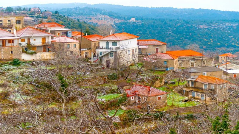 Φθινοπωρινή απόδραση στο χωριό 'μπαλκόνι' με θέα που κόβει την ανάσα