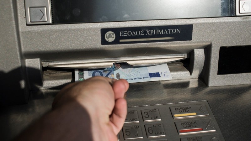 Νέα απάτη στα ATM: Κλέβουν χρήματα χωρίς να αγγίξουν την κάρτα – Το κόλπο για να μην την πατήσετε