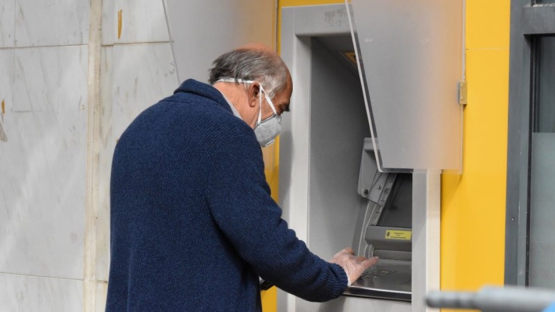 Μέθοδος «φουρκέτα»:  Νέα απάτη στα ATM - Πώς να προστατευτείτε