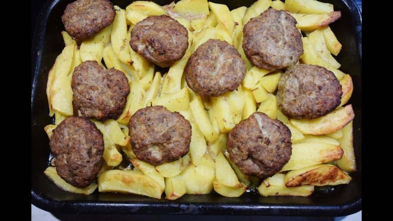 Μπιφτέκια με πατάτες στο φούρνο: Πώς θα γίνουν αφράτα, ζουμερά και νόστιμα