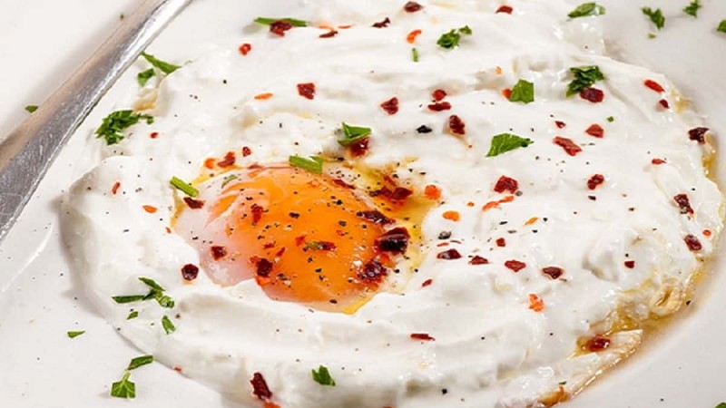 Τα αυγά που θα γίνουν εμμονή: Ο συνδυασμός με το σκορδάτο γιαούρτι και το βούτυρο που κολάζει