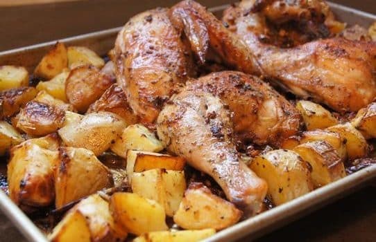 Λαχταριστό κοτόπουλο με πατάτες που λιώνουν στον φούρνο 