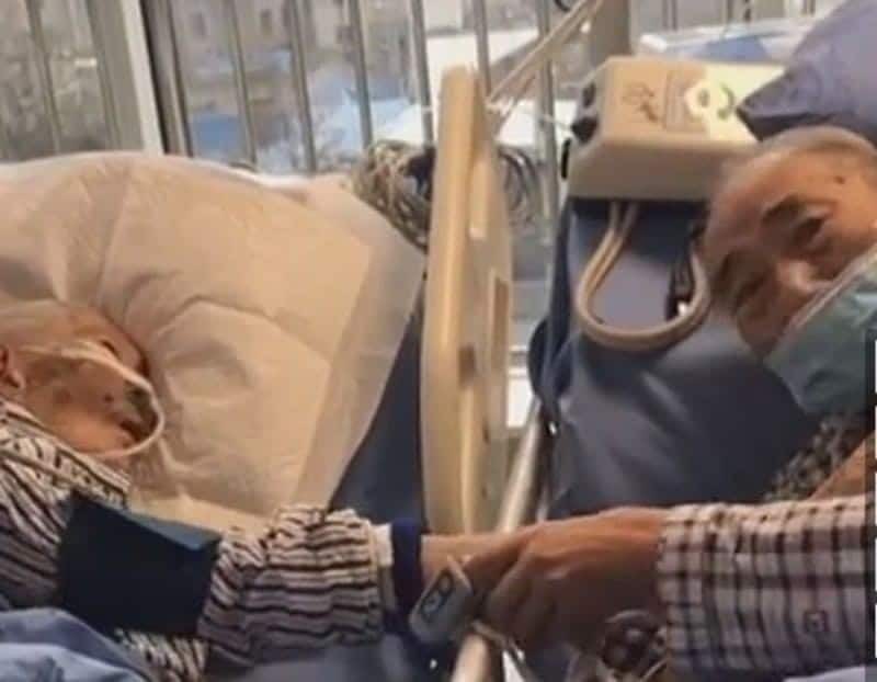 Παππούς αγγίζει το χέρι της 85χρονης γιαγιάς στο νοσοκομείο για τελευταία φορά! ' Μπορεί να μην την ξαναδώ σε αυτή την ζωή...'