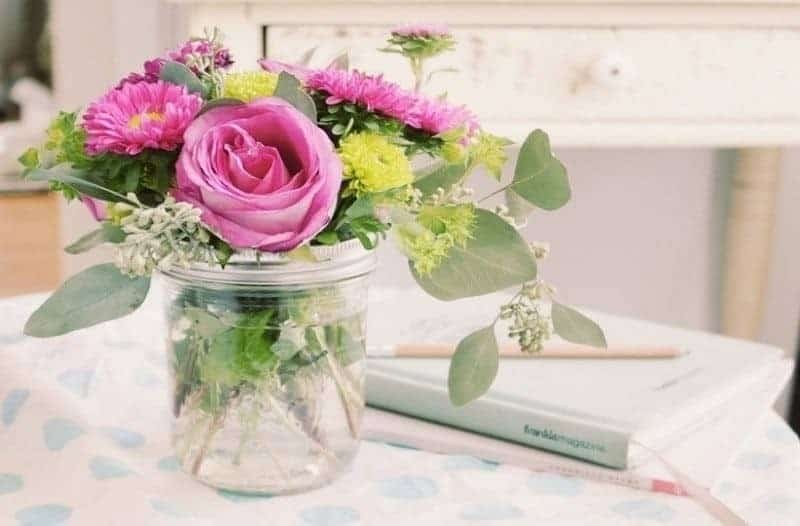 Βάζο με φρέσκα και ζωντανά λουλούδια