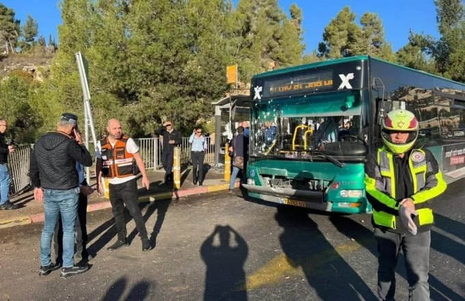 Φωτογραφίες από το βομβαρδισμένο λεωφορείο στην Ιερουσαλήμ
