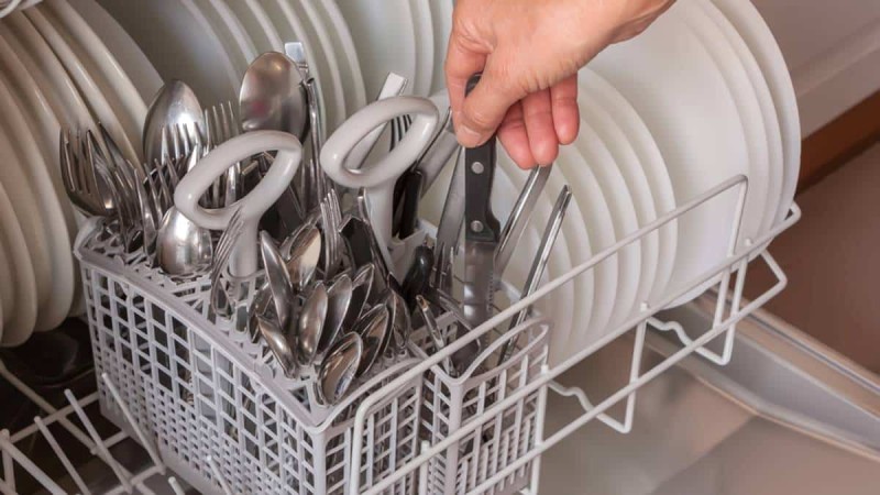 Πώς πρέπει να βάζεις τα μαχαιροπίρουνα στο πλυντήριο πιάτων; Να κοιτάνε προς τα πάνω ή προς τα κάτω;