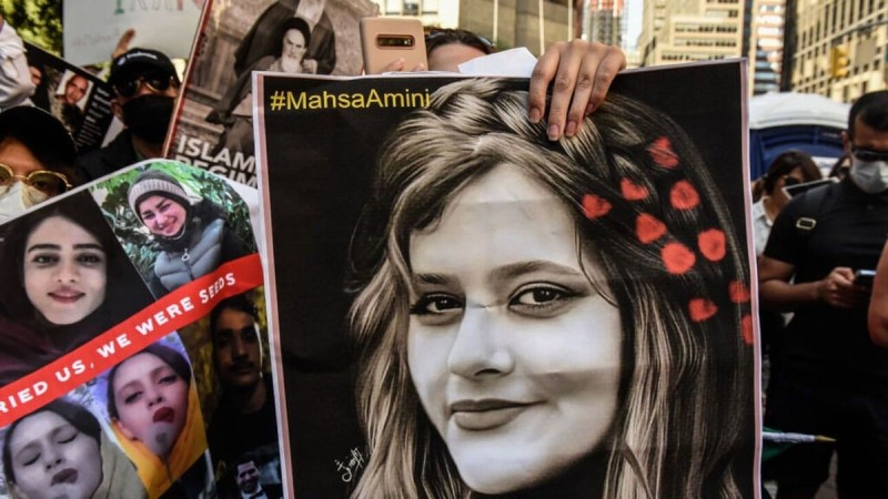 Ιράν - Μαχσά Αμινί: Δημοσιογράφος πήρε συνέντευξη από τον πατέρα της αδικοχαμένης κοπέλας και ύστερα...