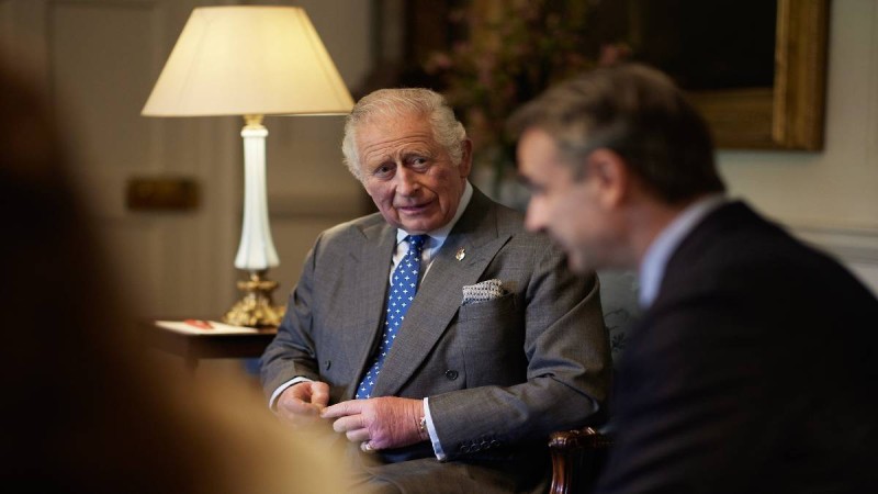 Σαν κεραυνός εν αιθρία έσκασε η είδηση για συνάντηση Μητσοτάκη με βασιλιά Κάρολο στο Λονδίνο