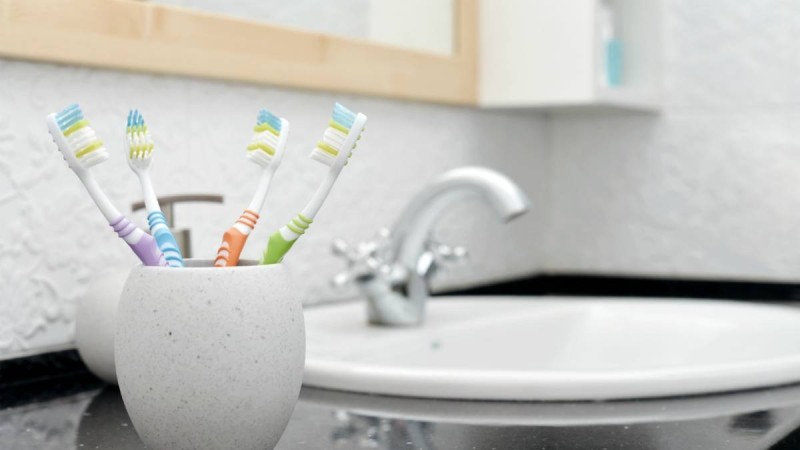 7 απίθανες χρήσεις της παλιάς οδοντόβουρτσας στο καθάρισμα