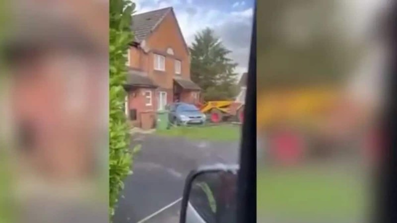 Ουαλία: Βίντεο - σοκ με εσκαφέα να πέφτει πάνω σε αυτοκίνητο και σπίτι