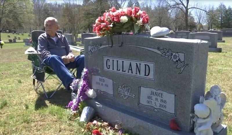 78χρονος παππούς πηγαίνει κάθε μέρα στον τάφο της γυναίκας του, τα τελευταία 7 χρόνια