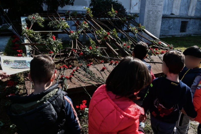 Στολισμός Πολυτεχνείου για την 49η επέτειο εξέγερσής του