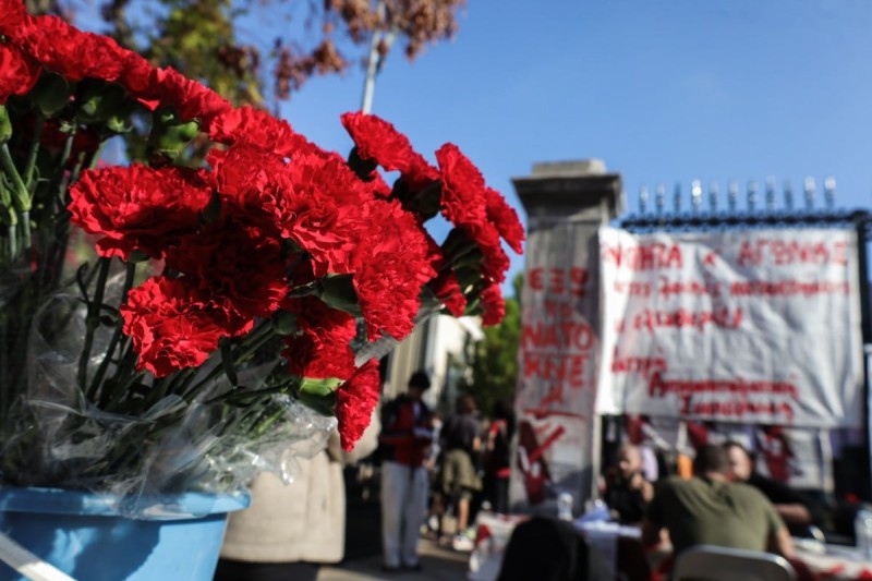 Στολισμός Πολυτεχνείου για την 49η επέτειο εξέγερσής του