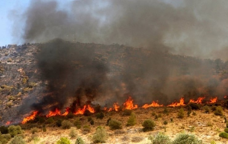 Στιγμιότυπα από την φωτιά που βρίσκεται σε εξέλιξη στην Αίγινα
