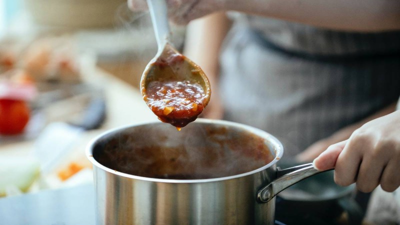 Πρώτη φορά στην κουζίνα: Το απόλυτο μυστικό για νόστιμη σάλτσα ντομάτας
