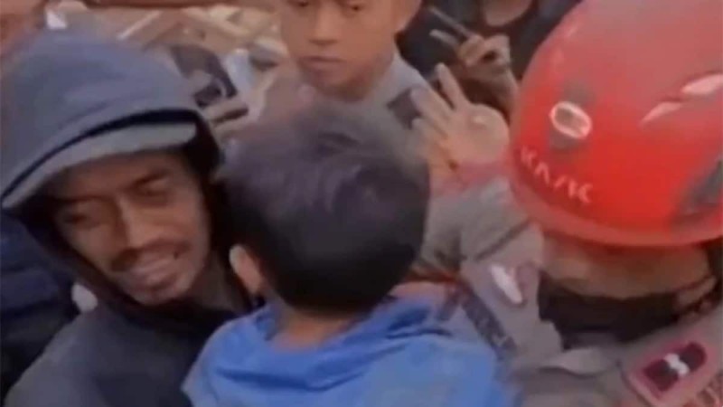 «Θαύμα» στην Ινδονησία: Αγοράκι 6 ετών ανασύρεται ζωντανό από τα συντρίμμια 2 ημέρες μετά τον σεισμό - Συγκλονιστικό βίντεο ντοκουμεντο (Video)
