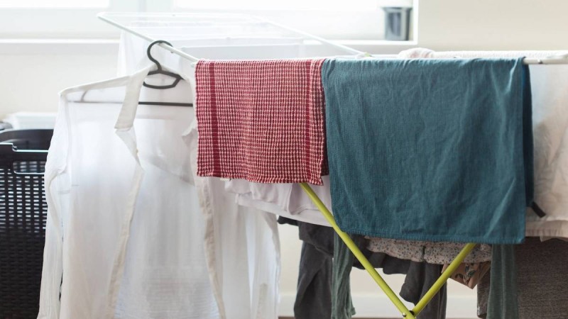Έβγαλε... τα άπλυτα στη φόρα: Οι κίνδυνοι του να στεγνώνετε ρούχα μέσα στο σπίτι