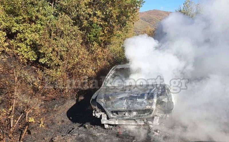 Συναγερμός στη Φθιώτιδα: Αυτοκίνητο τυλίχτηκε στις φλόγες μετά από τροχαίο (photos)