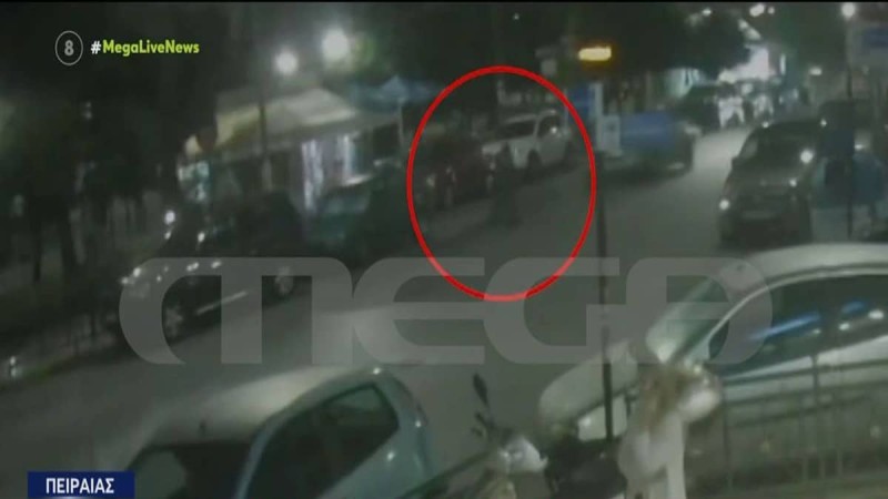 Σοκαριστικό βίντεο από δυστύχημα στον Πειραιά: Αυτοκίνητο με σβησμένα φώτα παρασύρει πεζή