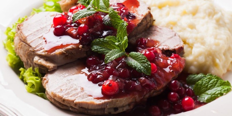 Γιορτινό κρέας: Πρωτοχρονιάτικο ρεβεγιόν με μοσχαράκι κοκκινιστό και cranberries που θα γλείφετε τα δάχτυλά σας