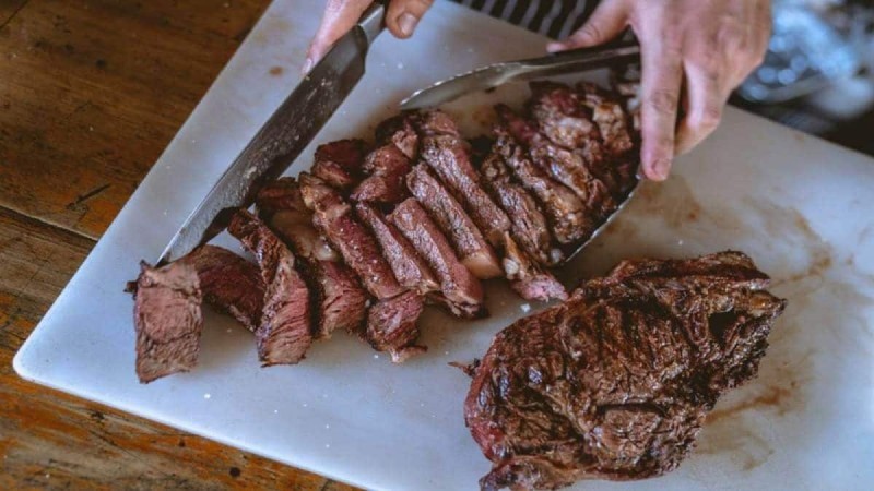 Για όσους ξέρουν να τρώνε κρέας: Αυτό είναι το μυστικό για ζουμερές μπριζόλες στον φούρνο!