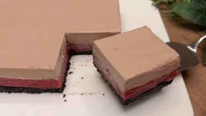 Έκρηξη απόλαυσης: Γλυκό ψυγείου με τρεις στρώσεις σοκολάτας, φράουλας και μπισκότου έτοιμο σε 5'